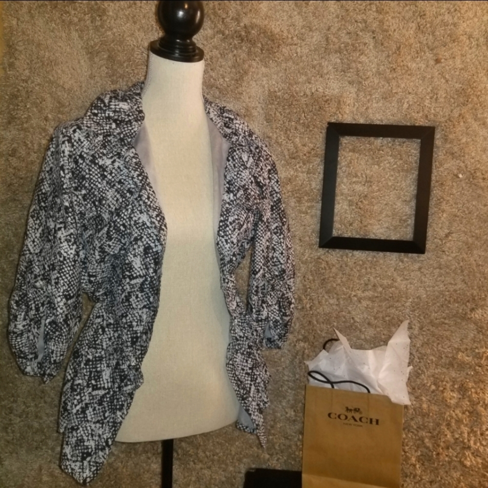 $15 or 2/$20! Weekend Choices Snake Print Lightweight Jacket 3/4 LengthSleeve XL